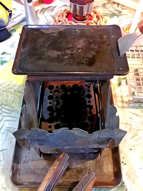ちび焚火台に 固形燃料入れて焼いてみた ちび焚火台に 固形燃料入れて焼いてみた