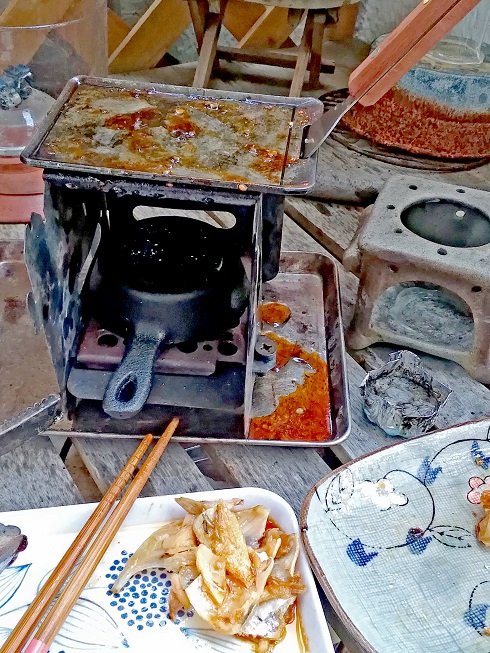 ちび焚火台に 固形燃料入れて焼いてみた ちび焚火台に 固形燃料入れて焼いてみた