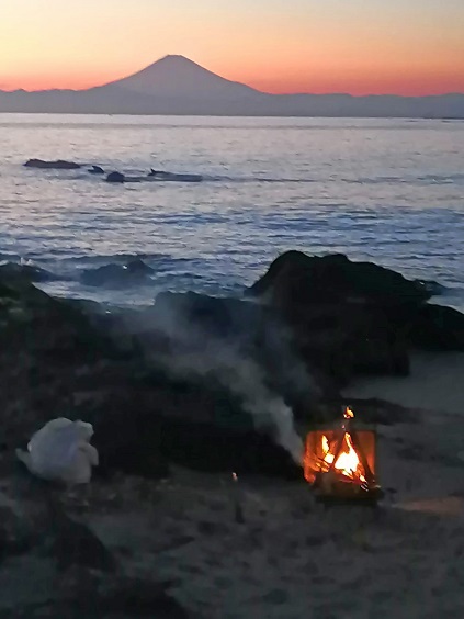 日没後に浮き上がるフジヤマ そして 久々の焚火楽しんだ 日没後に浮き上がるフジヤマ そして 久々の焚火楽しんだ