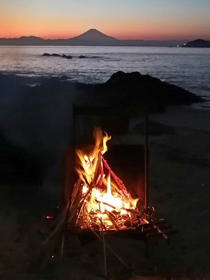 日没後に浮き上がるフジヤマ そして 久々の焚火楽しんだ 日没後に浮き上がるフジヤマ そして 久々の焚火楽しんだ