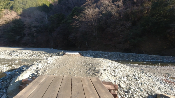 エリア、中ほどにある橋