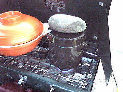 飯盒炊爨。沸騰したらフタに重石を乗せて