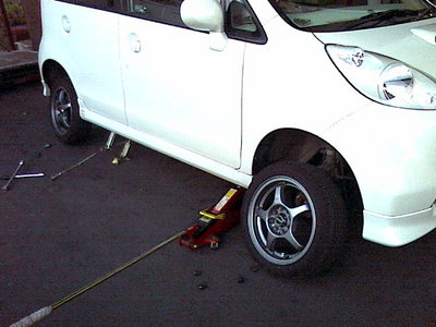 やっているのは前後ローテーション。車高が低くて単独で油圧ジャッキは入りません・・・