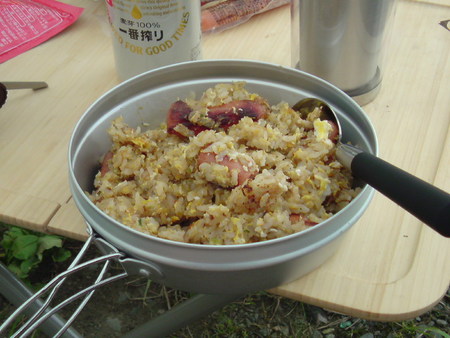 初日の昼飯は炒飯です。ちょっと水っぽかったかな^^;