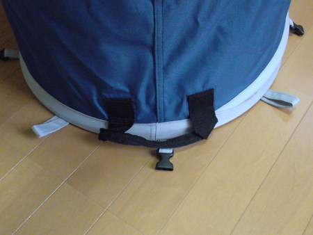 ペグ打っちゃうと面倒だから、とりあえず野球ボールくらいの大きさの石を入れちゃうと風にも飛んでいかないです