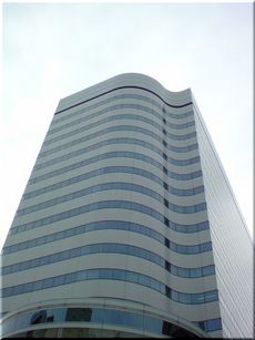 オサレな外観の建物。H塚市にはこんなビルヂングは無いぞよ
