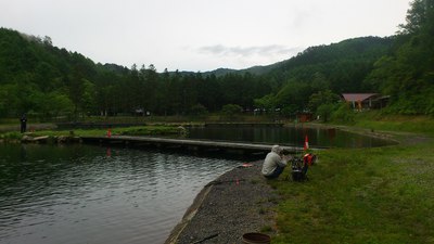 約3年ぶりの平谷湖で雨ニモマケズ旧友と釣り遊ぶ（2021/6/6）