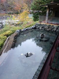 温泉楽しんでます…