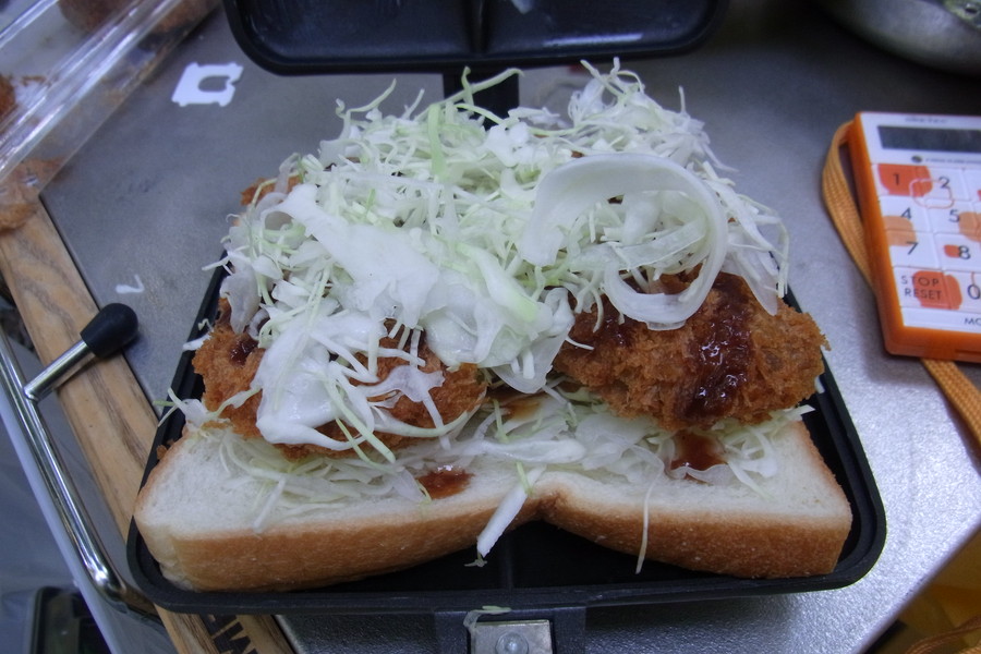 バウルーにメンチカツと千切りキャベツを載せる