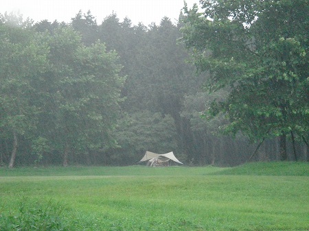 タープデビューは雨の中