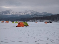 冬の風物詩「桧原湖の氷上ワカサギ釣り」テントも、笑顔もいっぱぁ～い♪