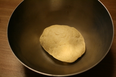 ダッチオーブンでパンを焼く