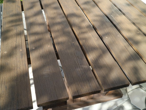 我が家の庭Q広場のテーブは雨ざらしです！！気づいたら天板がかなり痛んでました！！
