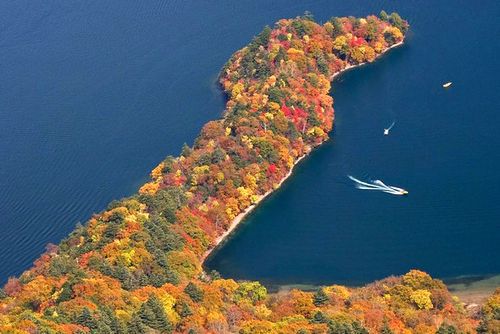 中禅寺湖(千手ヶ浜)のクリンソウと半月山 中禅寺湖(千手ヶ浜)のクリンソウと半月山
