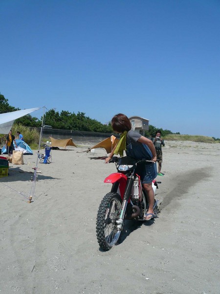 海キャンプの浜遊び：GASGASと彼女とロングボード♪