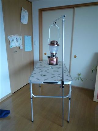 テーブルサイドのランタンポール