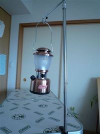 テーブルサイドのランタンポール