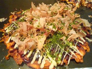 鉄板のやきそば、お好み焼きをひっくり返すターナー