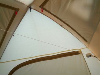 ランドリーリールを使って、テントの中でタオルを干してみた