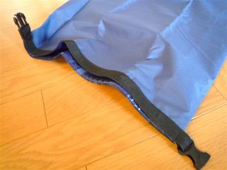 ぬれたら困るものはドライバッグに入れましょう!