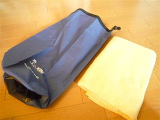 ぬれたら困るものはドライバッグに入れましょう!