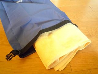 ぬれたら困るものはドライバッグに入れましょう!