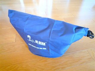 ぬれたら困るものはドライバッグに入れましょう!