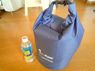 ぬれたら困るものはドライバッグに入れましょう!