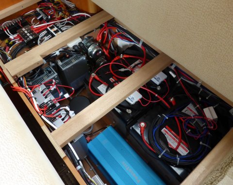 キャンピングカーの心臓部へ新兵器装着