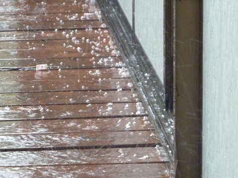 緊急速報 福岡県南部地方で 今 雹が降ってる
