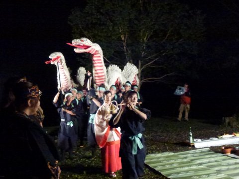 霧の闇夜に舞踊る白蛇