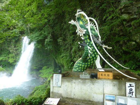 滝の裏より涼み
