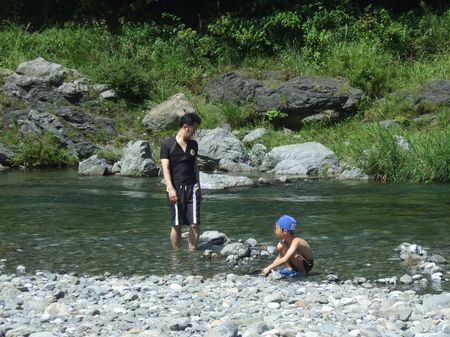 暑い日には川遊び！？