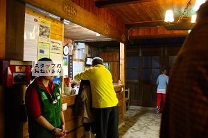 山小屋泊燕岳