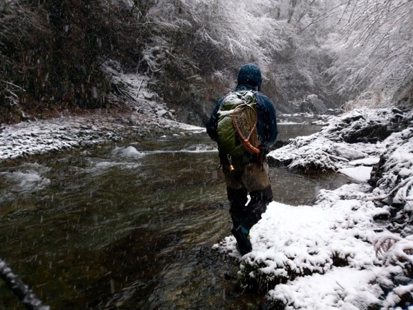 雪降る渓のデカイワナ 雪降る渓のデカイワナ