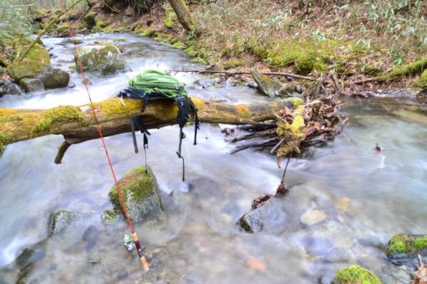 白い砂地の渓流へ 白い砂地の渓流へ