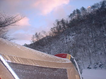 雪の大鬼谷オートキャンプ場の朝