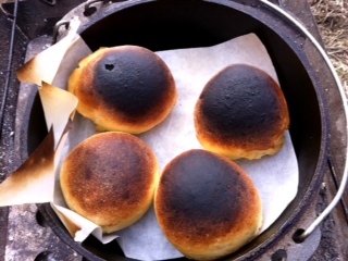 デイキャン日和。初めてダッチオーブンでパンを焼いてみた。