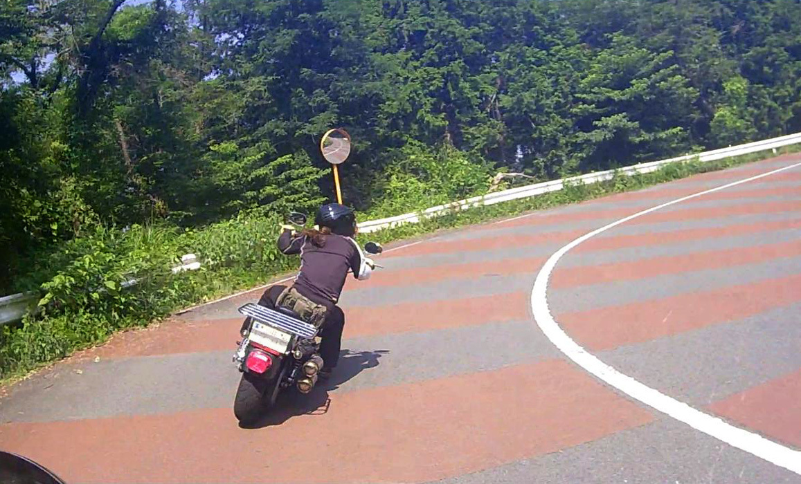 883Lの限界バンク角 883Lの限界バンク角