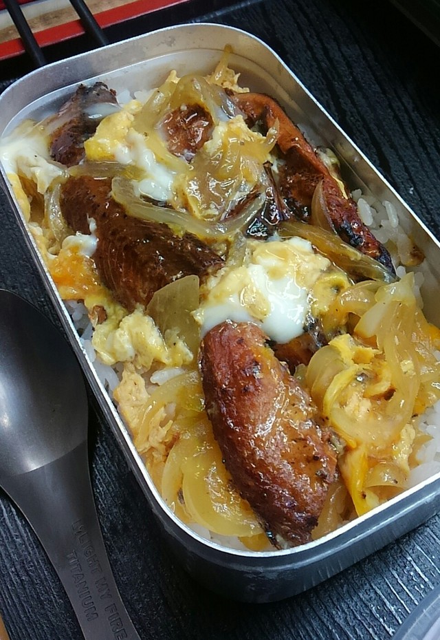 メスティンとアルミパン de さんま蒲焼丼 メスティンとアルミパン de さんま蒲焼丼
