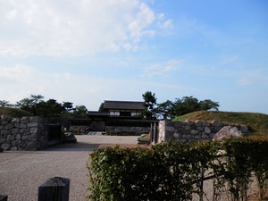 復元された太鼓門