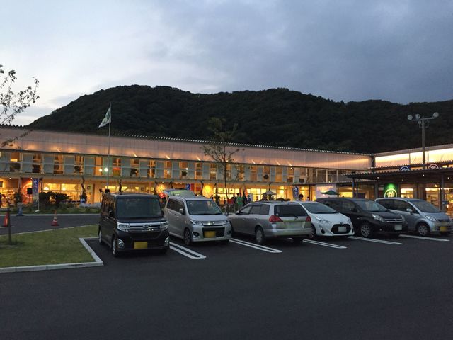 波左間海水浴場と道の駅保田小学校