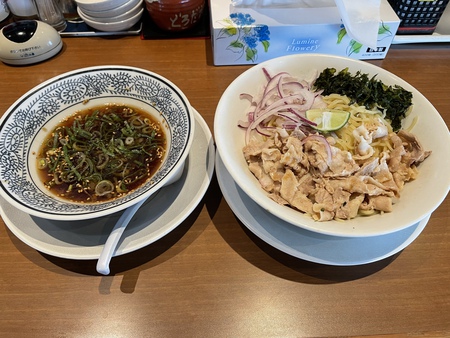 冷　和風肉つけ麺をすする