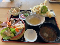 お昼は漁港丼定食(^^)