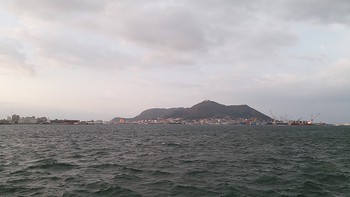秋の埠頭は...