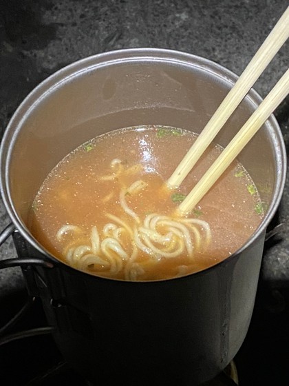 寒い釣り場ではインスタント麺。