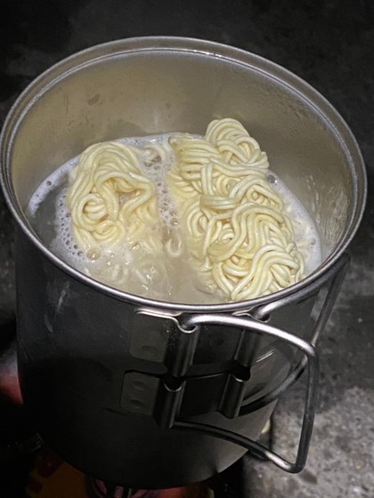 寒い釣り場ではインスタント麺。