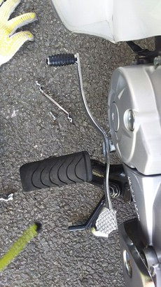 スーパーカブのシフトペダルを交換　ますますタイカブ風に？