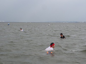 海の真ん中で雷が鳴り出したら如何する。