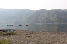 静かな西湖の湖畔より